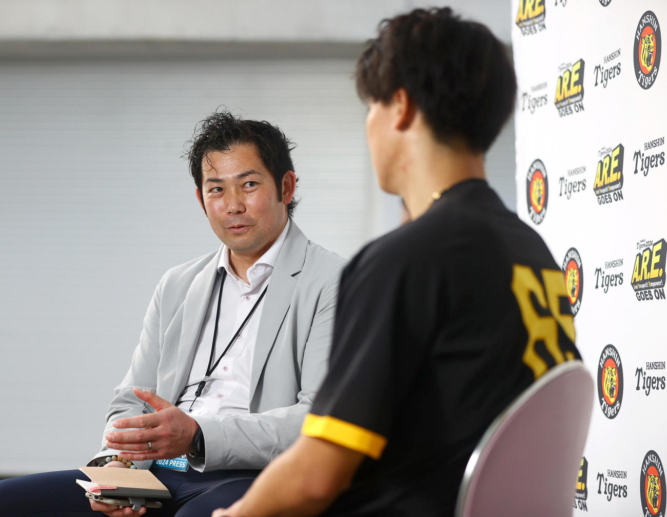 阪神湯浅（手前）と対談する岩田稔氏（撮影・上山淳一）