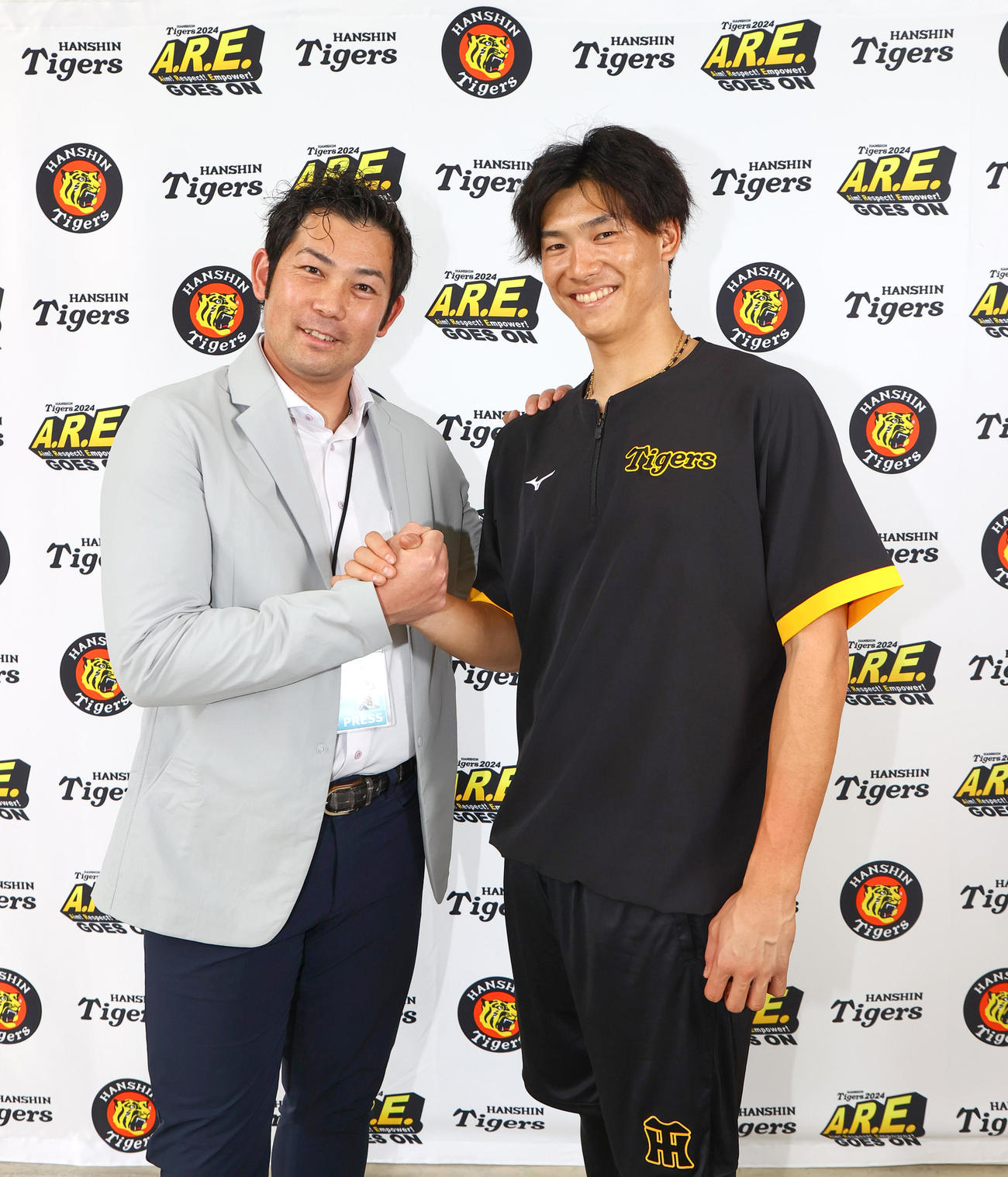 阪神湯浅（右）は岩田稔氏と対談し握手を交わす（撮影・上山淳一）