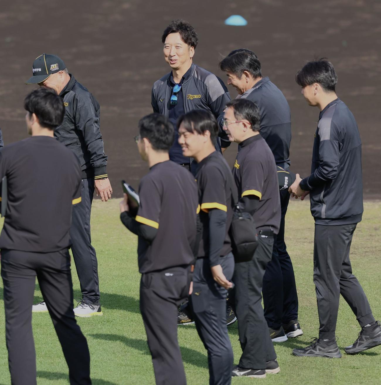 ミーティングするグラウンドに姿を見せる藤川SA（撮影・加藤哉）