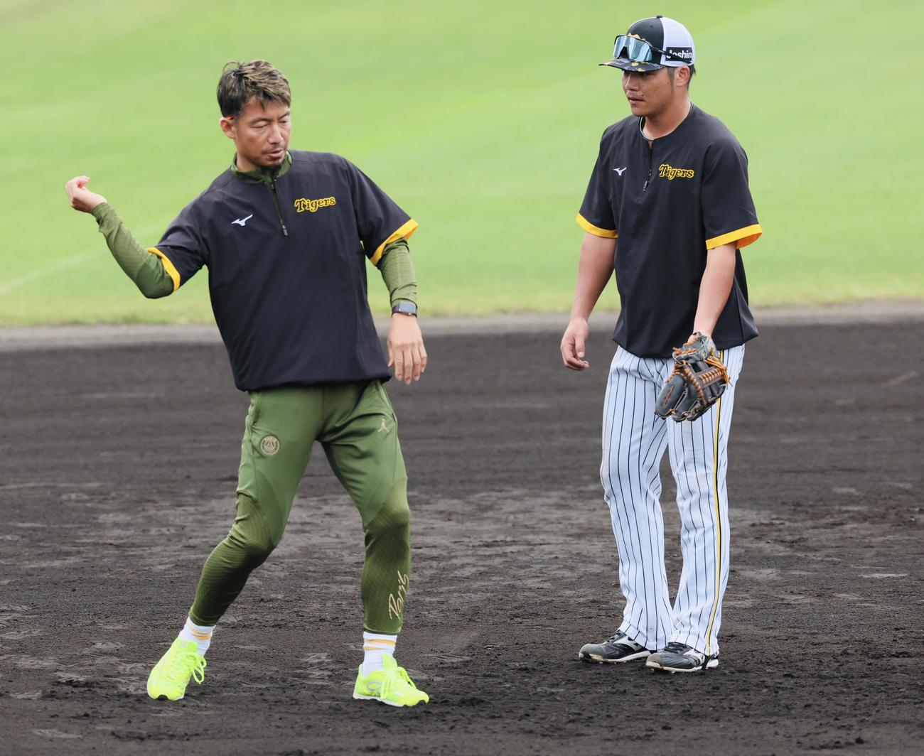 早出特守する小野寺（右）にアドバイスする鳥谷臨時コーチ（撮影・加藤哉）