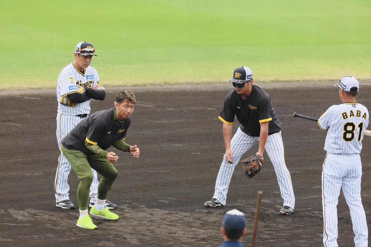 早出特守する小野寺（右）にアドバイスする鳥谷臨時コーチ（撮影・加藤哉）