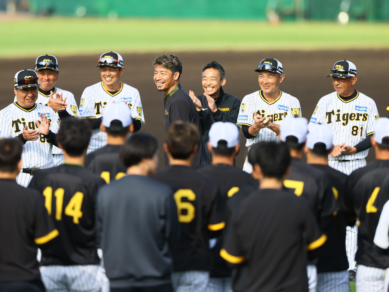 ナインにあいさつする鳥谷敬臨時コーチ（撮影・上山淳一）