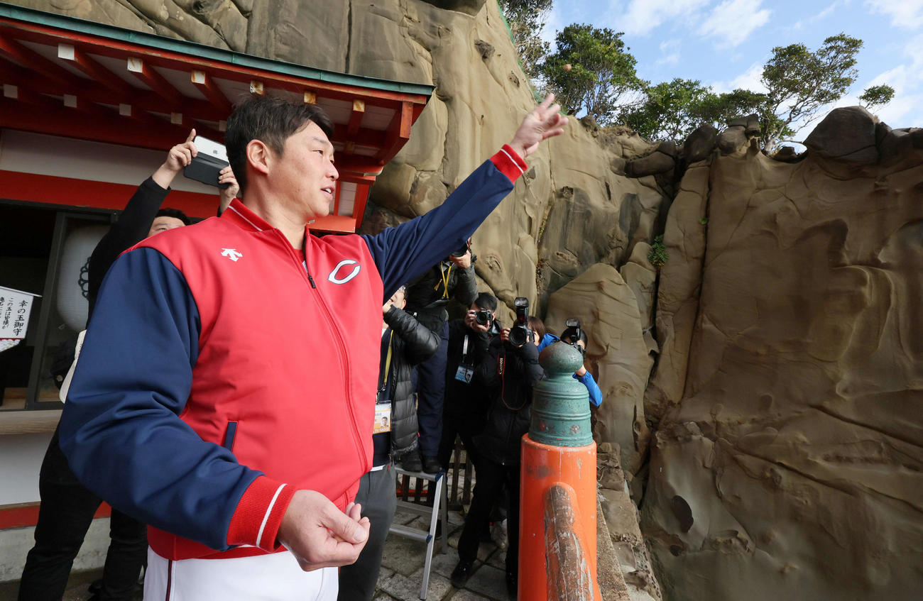鵜戸神宮を参拝後、亀石に運玉を投げ込む広島新井監督（撮影・加藤孝規）