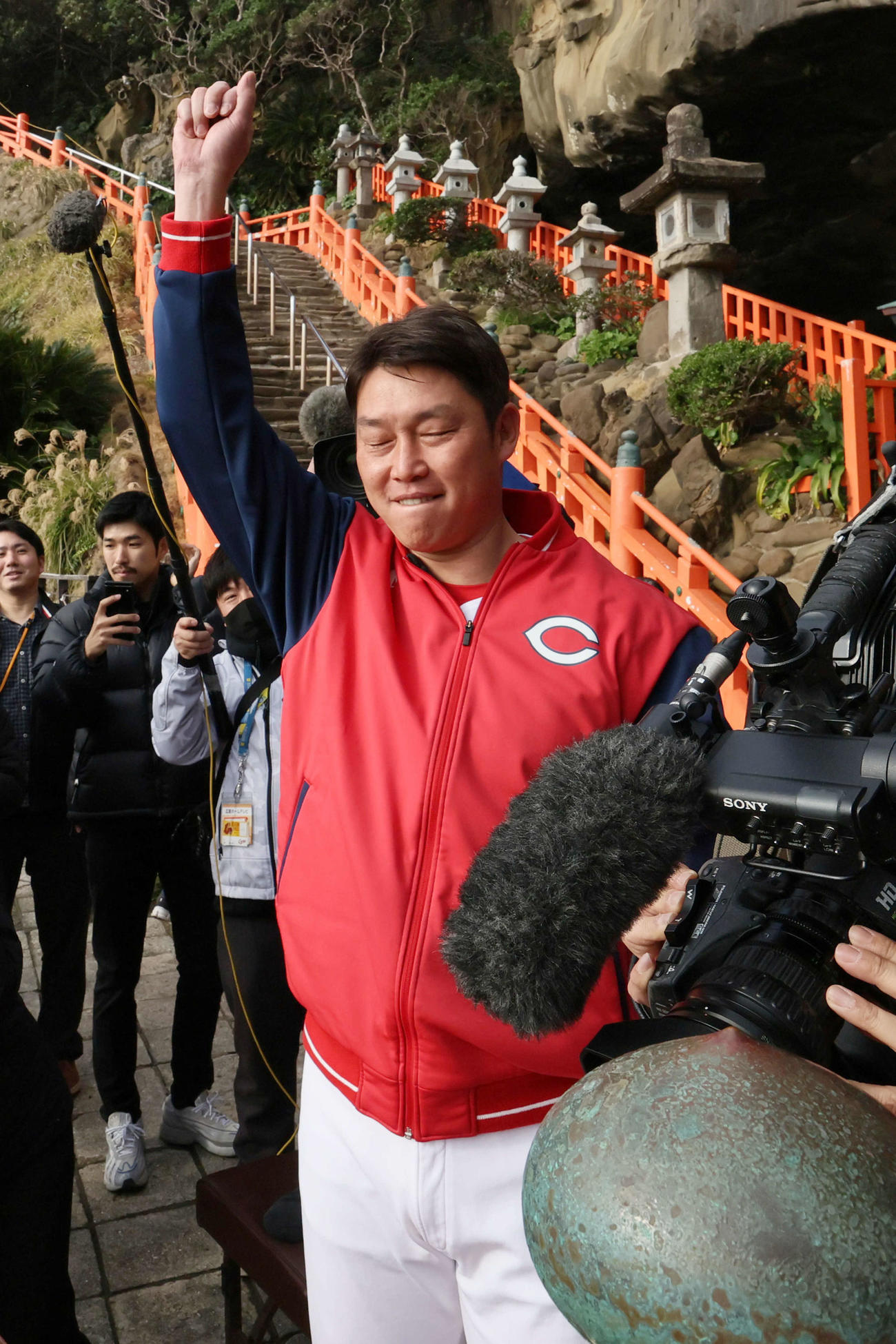 鵜戸神宮を参拝後、投げた運玉が亀石に入り、喜ぶ広島新井監督（撮影・加藤孝規）