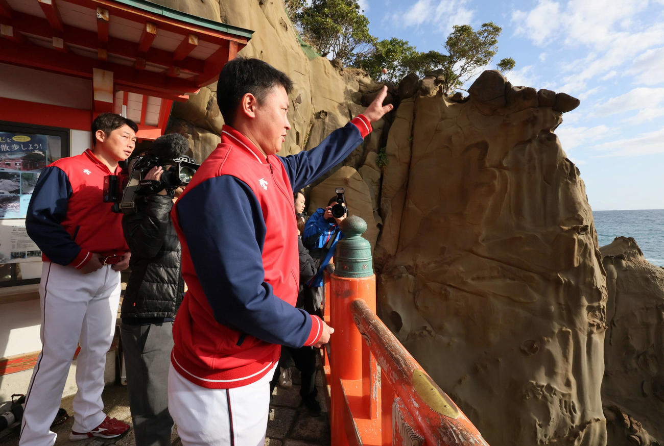 運玉を投げる広島堂林（撮影・加藤孝規）