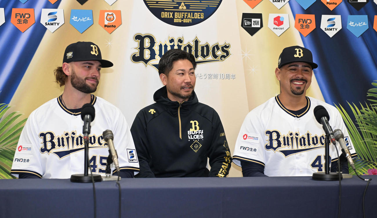 入団会見を行うオリックスのトーマス（左）とマチャド（撮影・和賀正仁）