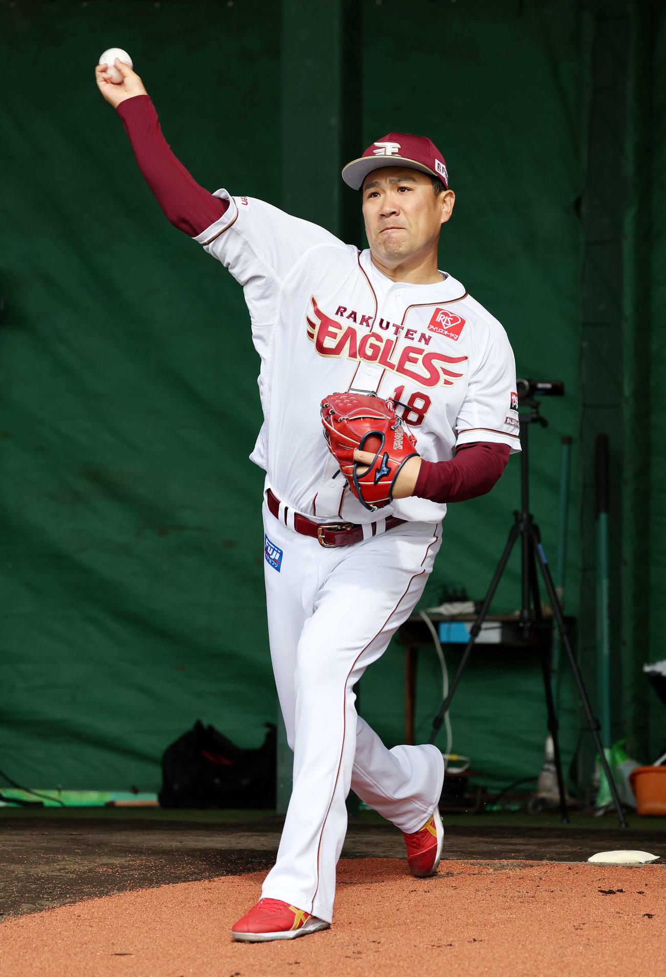 ブルペン投球する楽天田中将（撮影・鈴木正人）