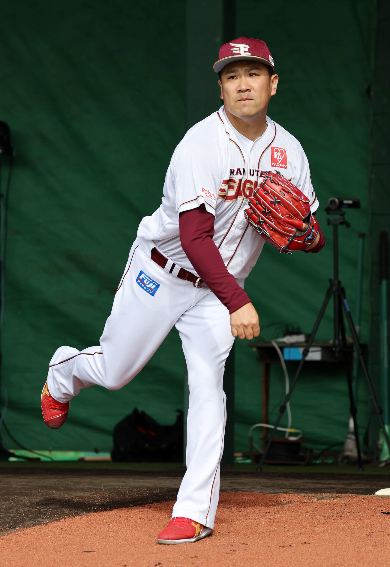 ブルペン投球する楽天田中将（撮影・鈴木正人）