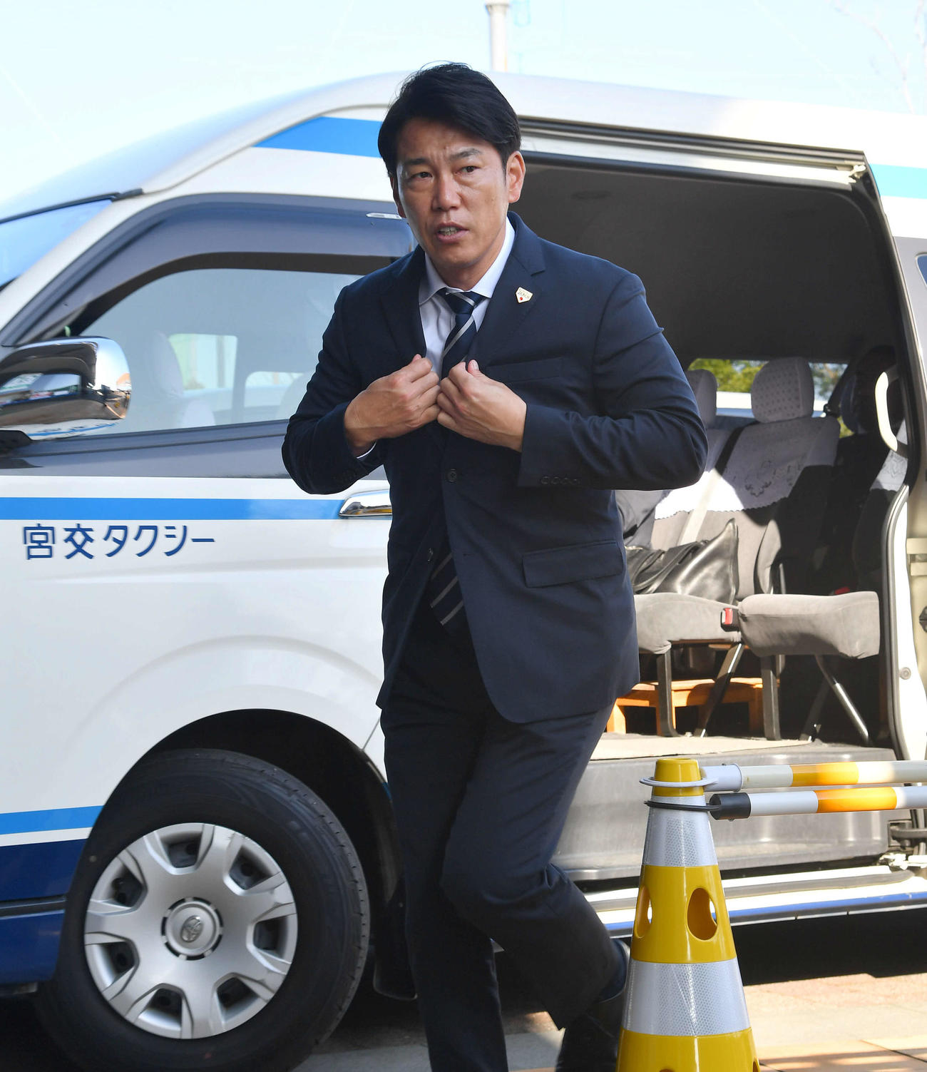ソフトバンクのキャンプ地に到着した侍ジャパン井端監督（撮影・岩下翔太）