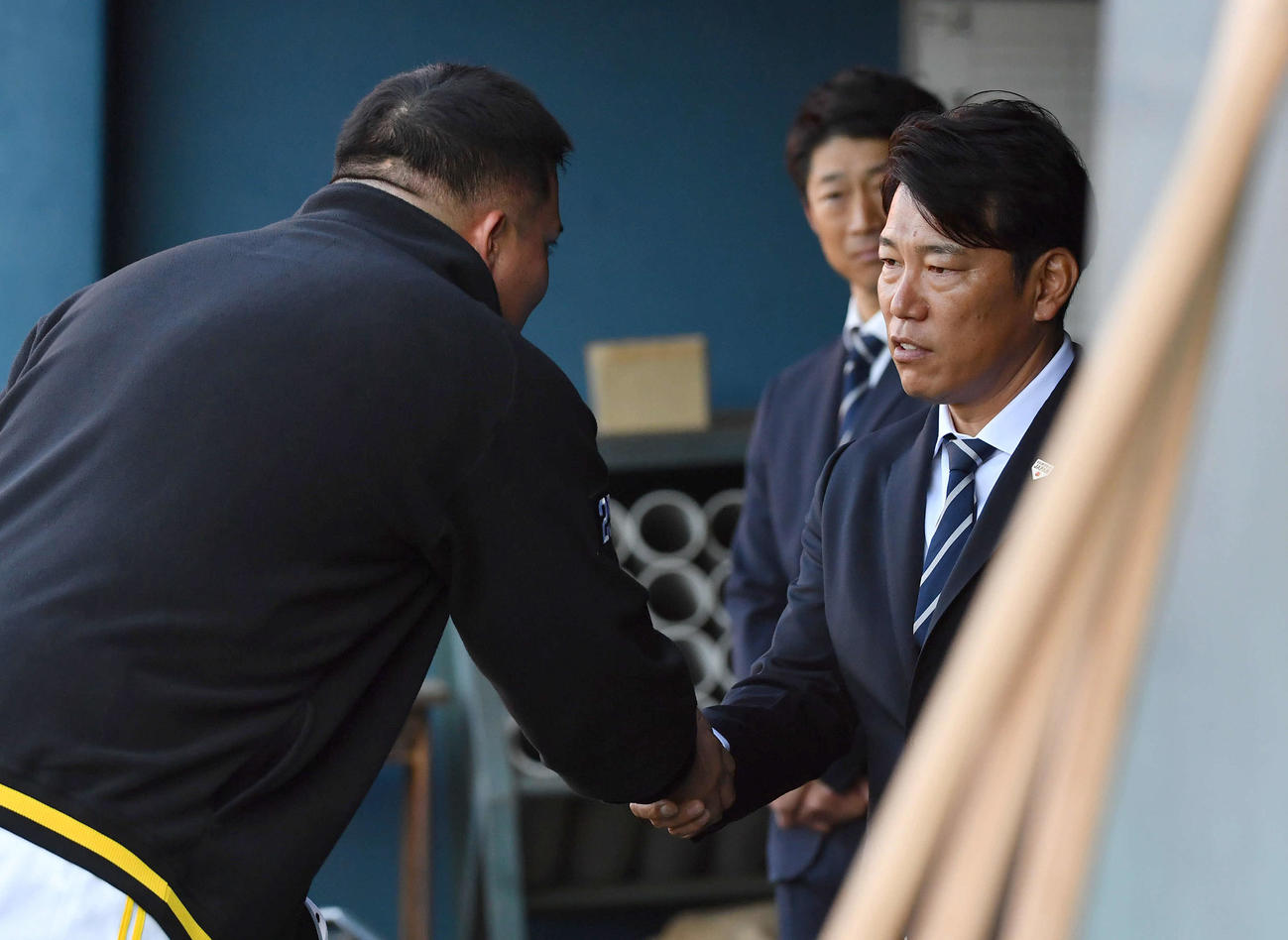 ソフトバンクのキャンプ地を訪問し、山川（左）と握手を交わす侍ジャパン井端監督（撮影・岩下翔太）