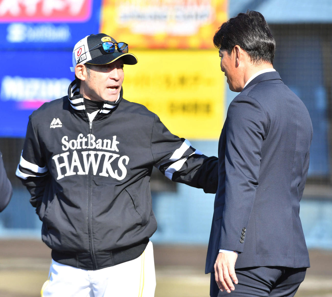 ソフトバンクのキャンプ地を訪問し、奈良原ヘッドコーチ（左）にあいさつする侍ジャパン井端監督（撮影・岩下翔太）