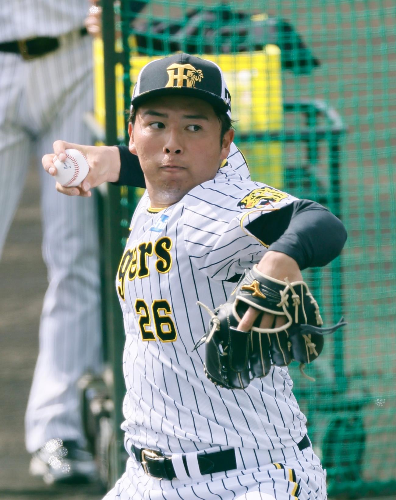 阪神春季キャンプ　打撃投手を務める椎葉剛（撮影・藤尾明華）