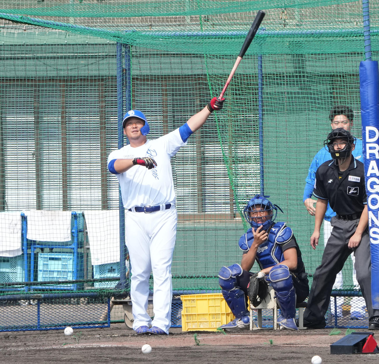 フリー打撃練習をする中田（左）（撮影・森本幸一）