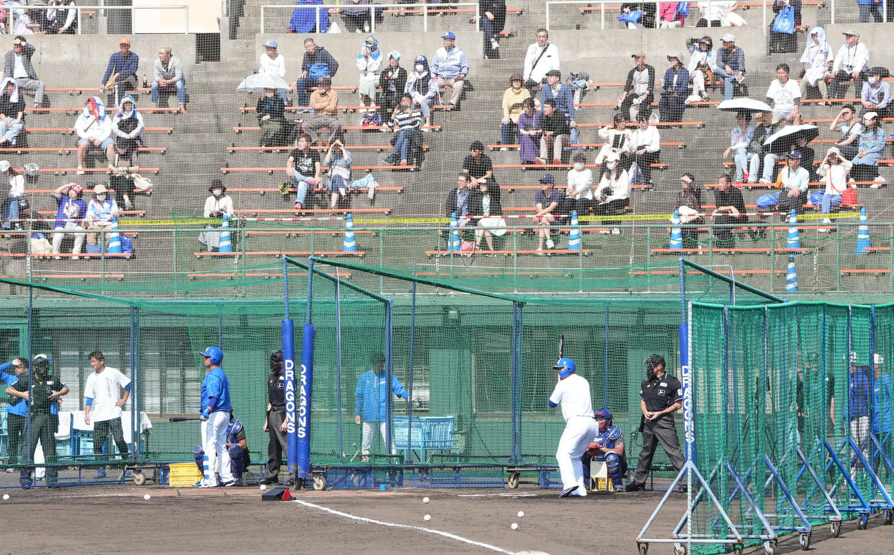 フリー打撃練習をする中島と中田（右）（撮影・森本幸一）