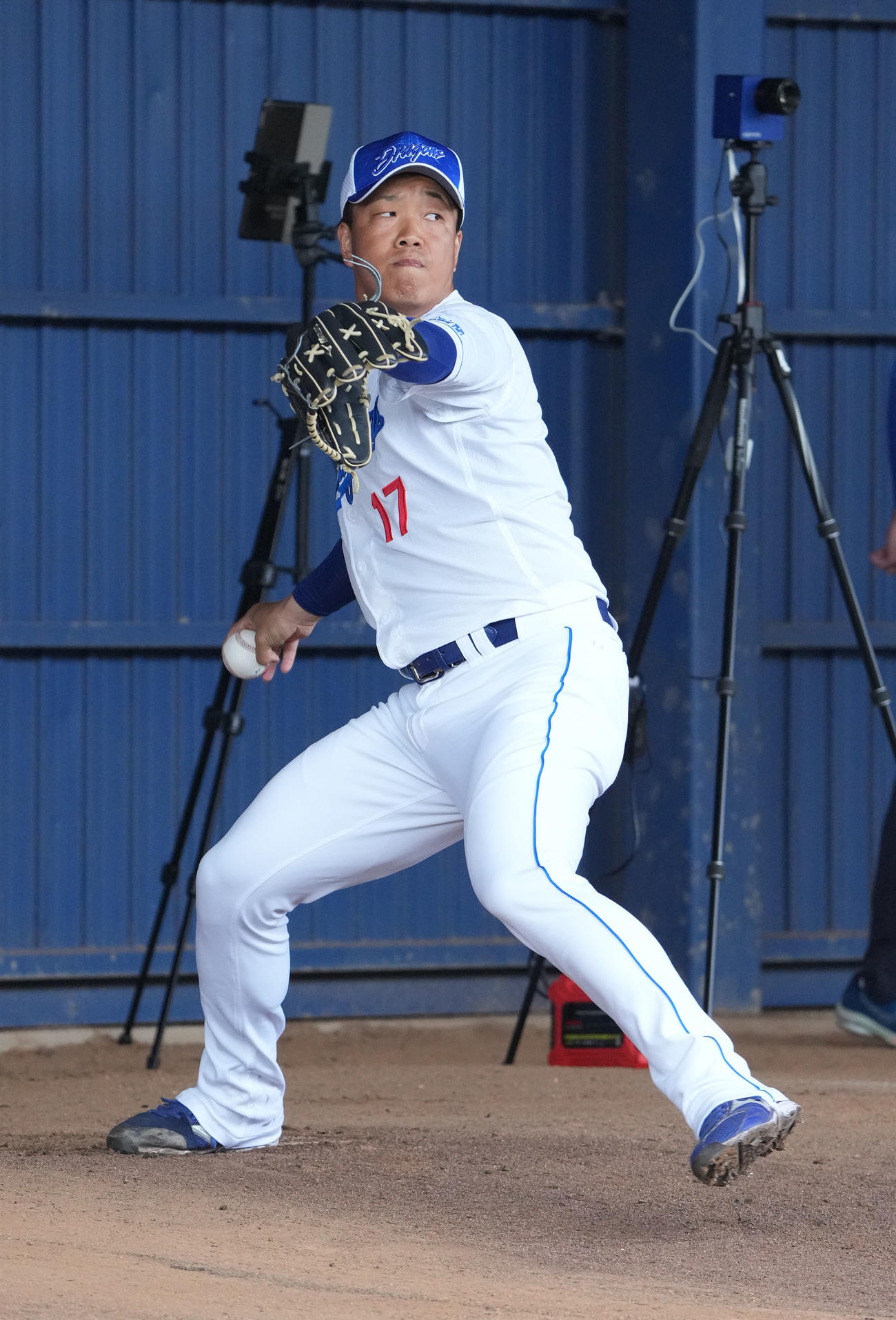 ブルペンに入り投球練習をする柳（撮影・森本幸一）