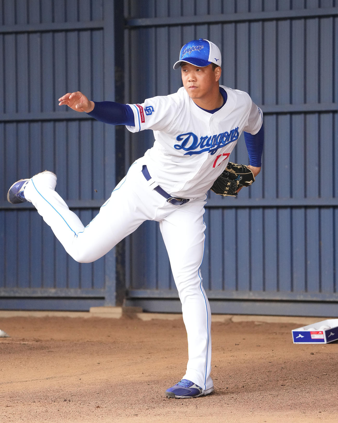 ブルペンに入り投球練習をする柳（撮影・森本幸一）
