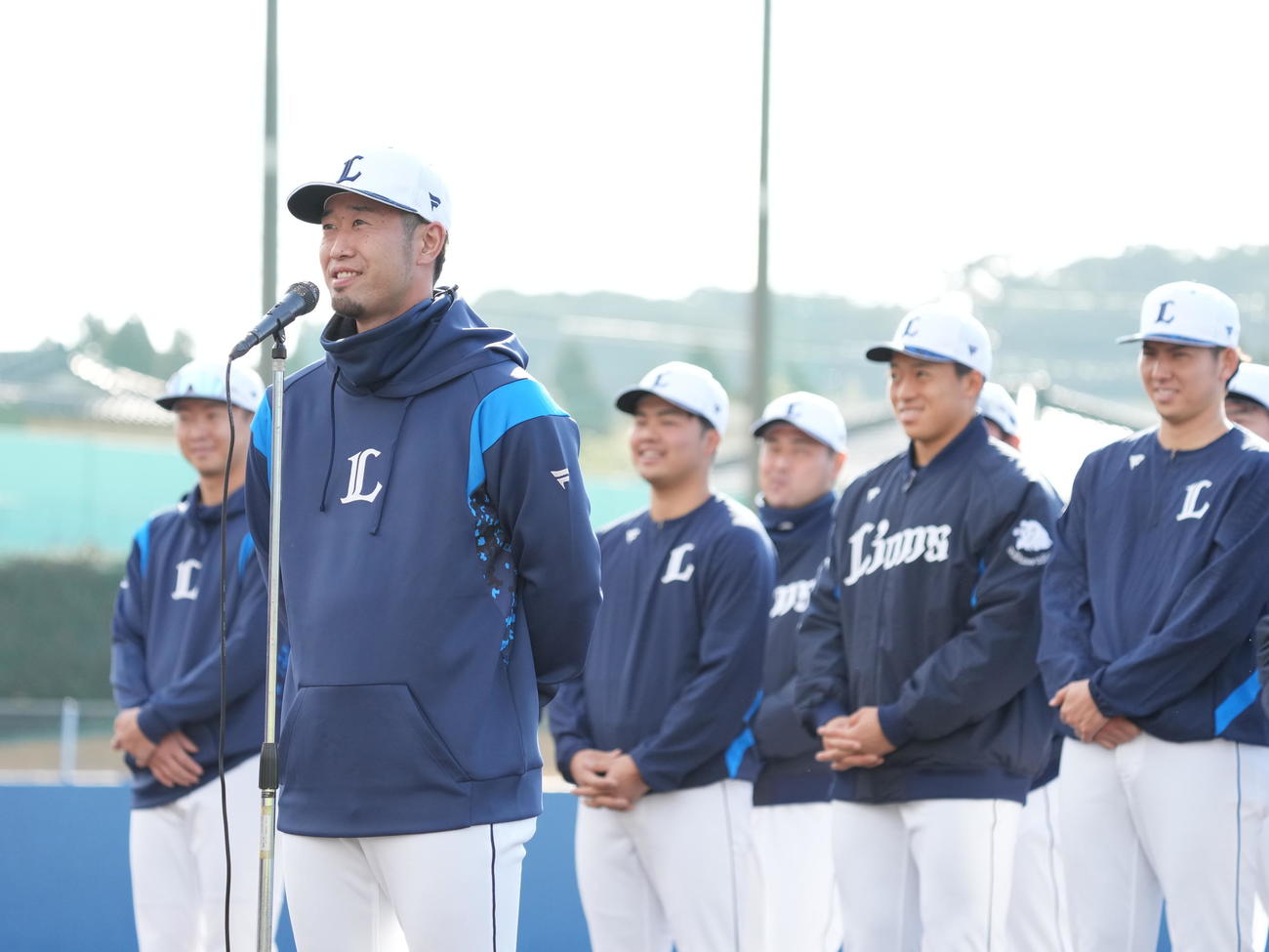 西武南郷キャンプ　歓迎セレモニーであいさつする西武外崎（撮影・小沢裕）