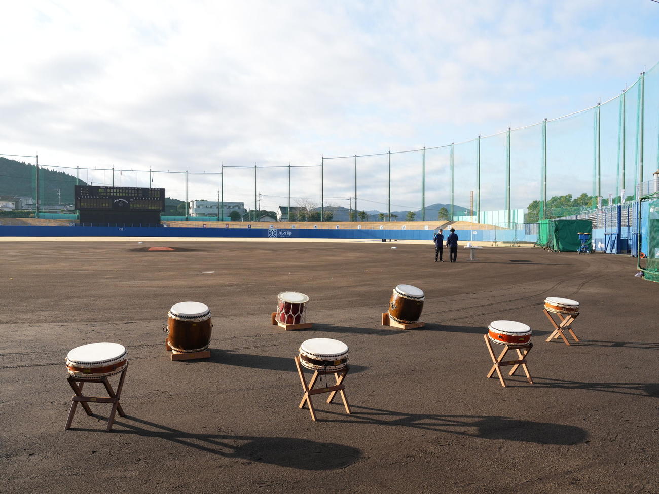 西武南郷キャンプ　歓迎セレモニーの準備がすすむ南郷スタジアム（撮影・小沢裕）