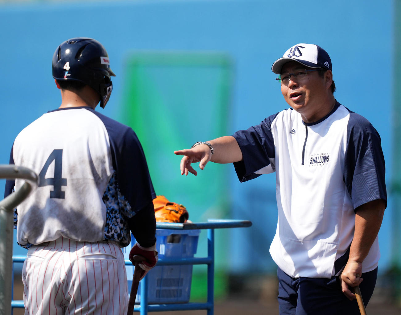 ヤクルト丸山（左）にアドバイスする真中臨時コーチ（撮影・横山健太）