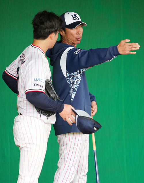 ブルペンで投球練習するヤクルト吉村（左）に指導する高津監督（撮影・横山健太）