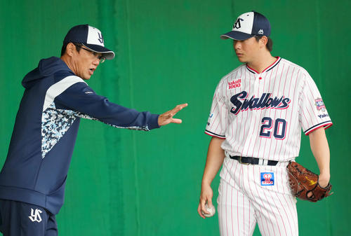 ヤクルト木沢（右）に指導する古田臨時コーチ（撮影・横山健太）