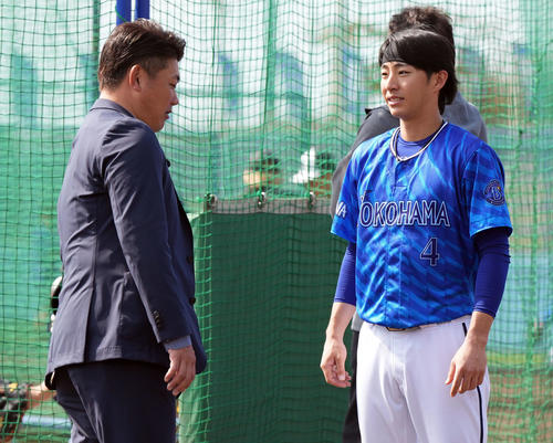 松坂氏（左）と話をするDeNA度会（撮影・たえ見朱実）