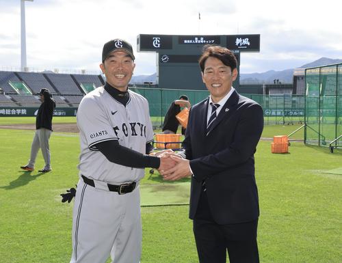第2クール初日、視察に訪れた侍ジャパンの井端監督(右)と笑顔で握手する巨人阿部監督(撮影・浅見桂子)