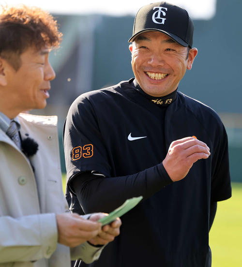 視察に訪れた上田晋也（左）と談笑する巨人阿部監督（撮影・浅見桂子）