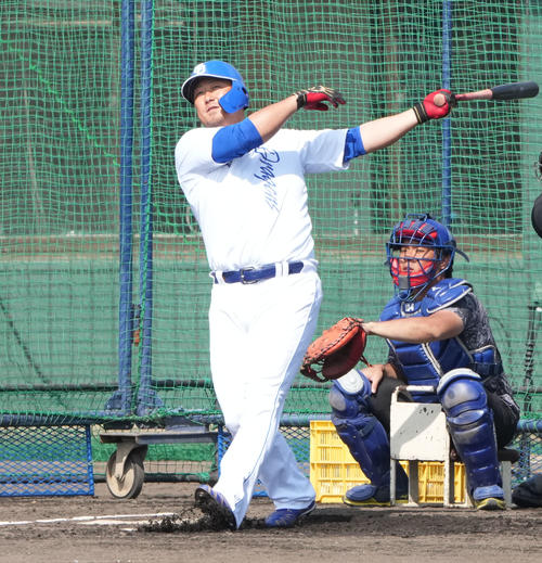 フリー打撃を行う中日中田（撮影・森本幸一）