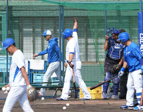 フリー打撃で柵越え弾を放ちスタンドの拍手にガッツポーズで応える中日中田（中央）（撮影・森本幸一）