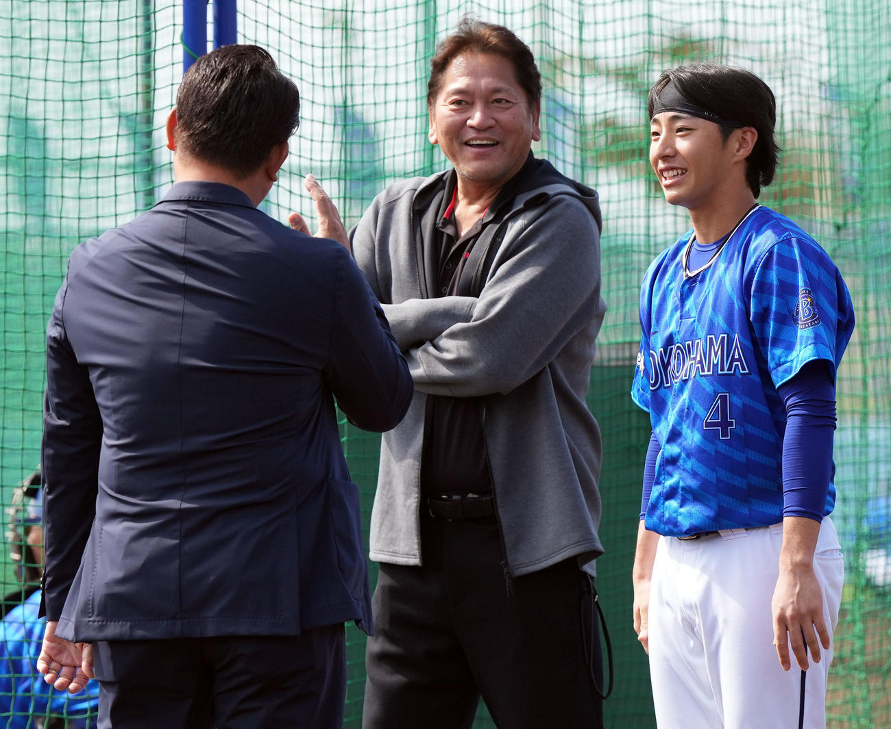 松坂氏（左）と話をするDeNAドラフト1位の度会。中央は佐々木氏（撮影・たえ見朱実）