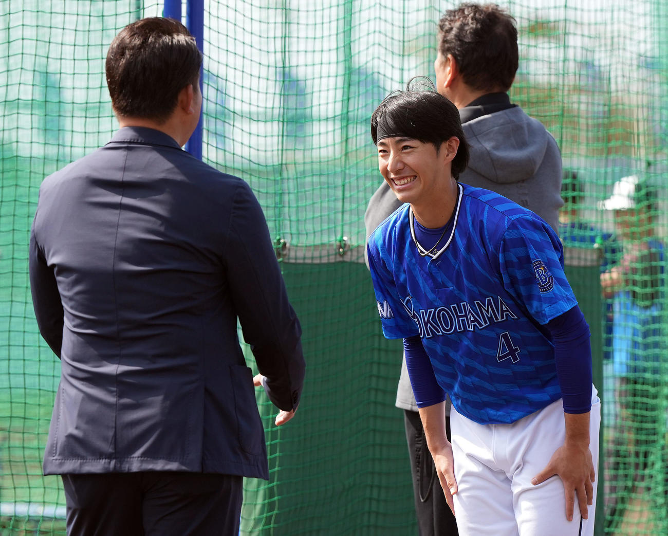 松坂氏（左）にあいさつをするDeNAドラフト1位の度会（撮影・たえ見朱実）