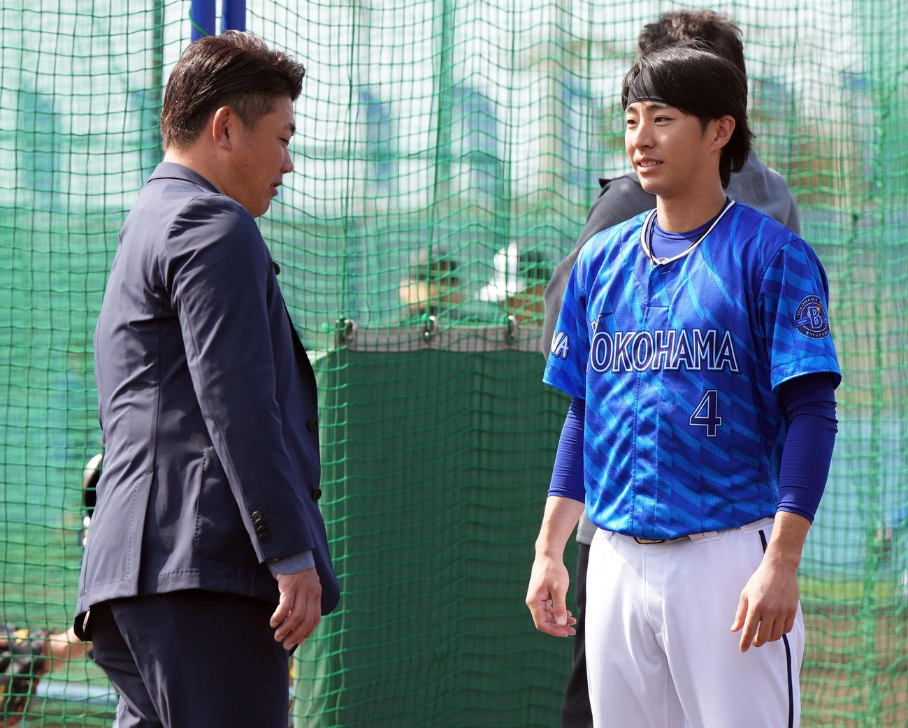 松坂氏（左）と話をするDeNAドラフト1位の度会（撮影・たえ見朱実）