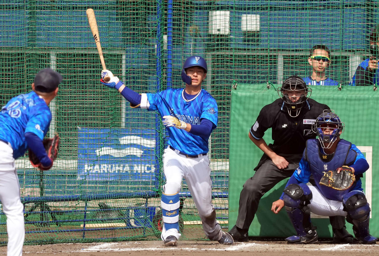 ライブBPで2打席凡退に終わったDeNA度会（撮影・たえ見朱実）