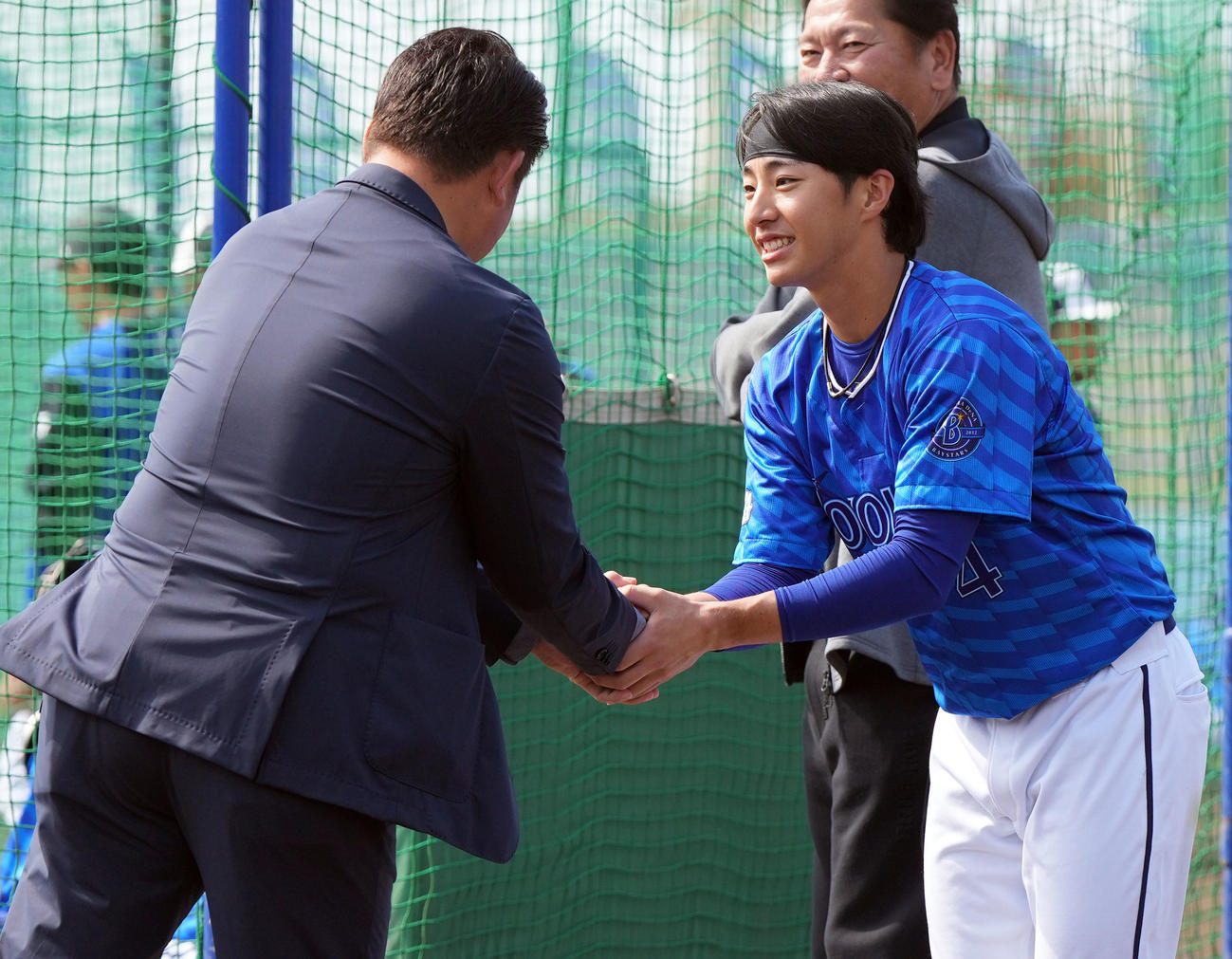 松坂氏（左）と握手を交わすDeNAドラフト1位の度会（撮影・たえ見朱実）