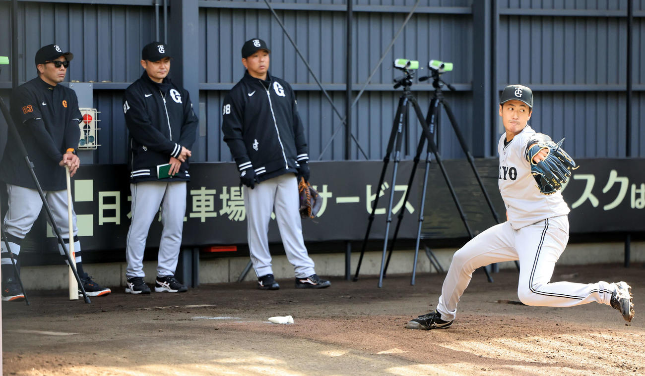 ブルペンで巨人阿部慎之助監督（左）らが見つめる中、投げ込む西舘勇陽（撮影・浅見桂子）
