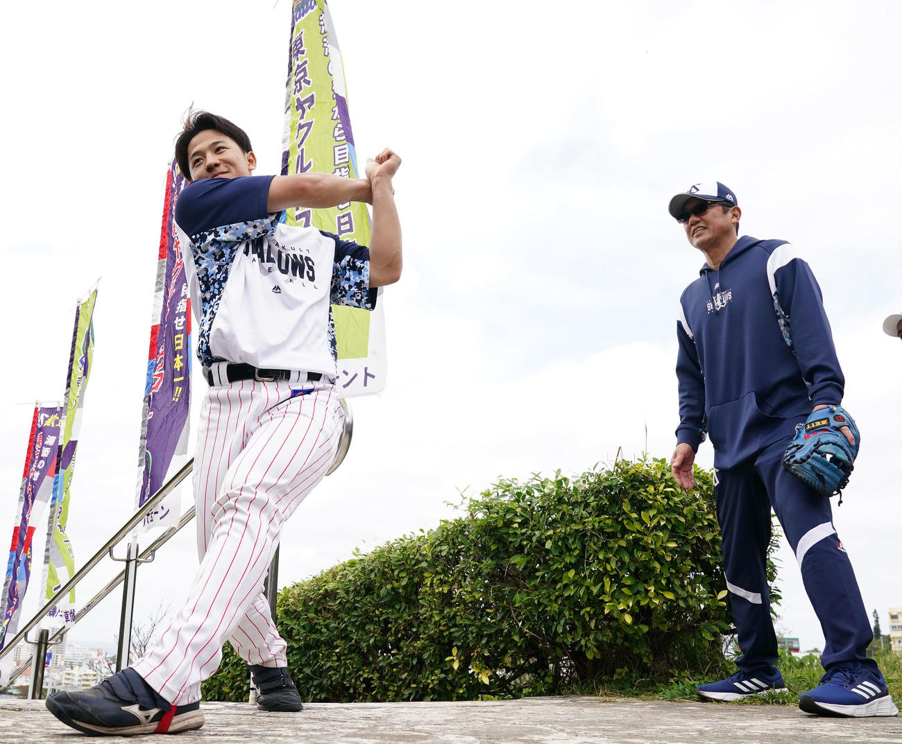 階段ダッシュ後にヤクルト古田臨時コーチ（右）の前で一芸を披露する内山（撮影・横山健太）