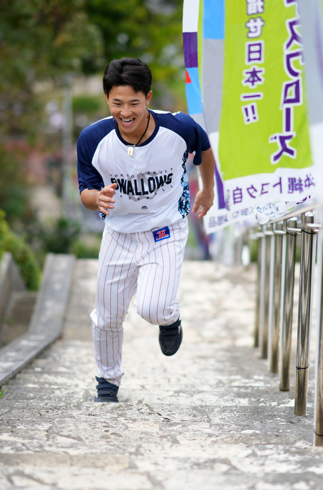 階段ダッシュをするヤクルト内山（撮影・横山健太）