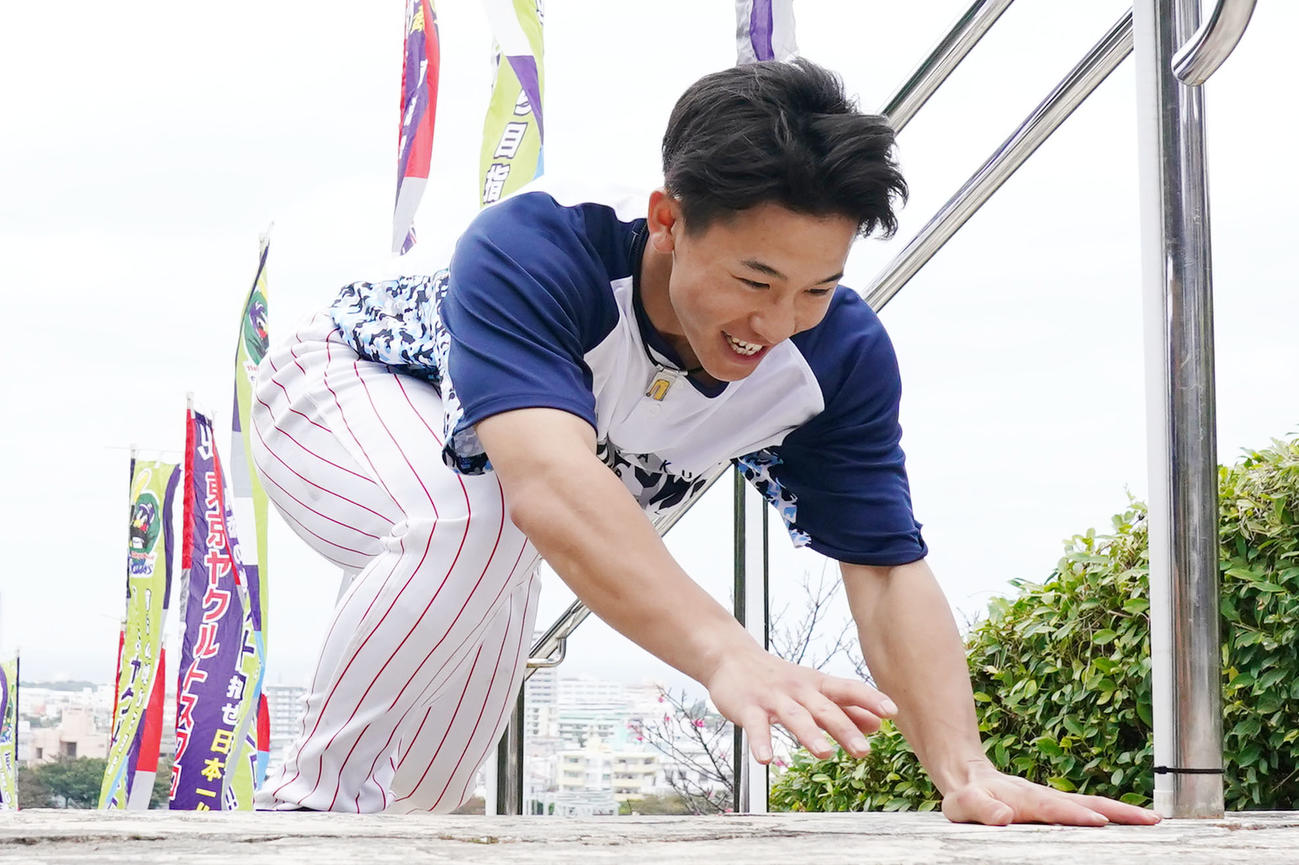 階段ダッシュで倒れ込むヤクルト内山（撮影・横山健太）
