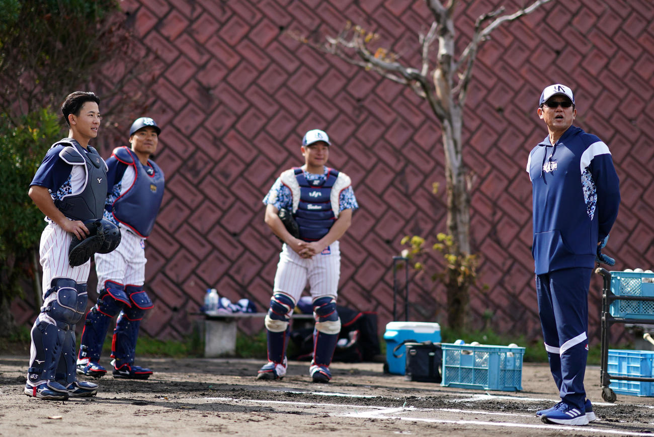 捕手陣を指導するヤクルト古田臨時コーチ。左から内山、中村、松本直（撮影・横山健太）
