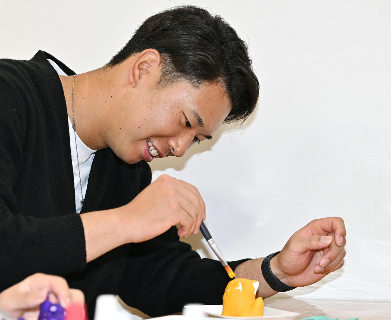 休日に石垣やいま村を訪れシーサーに色を塗るロッテ上田（撮影・滝沢徹郎）