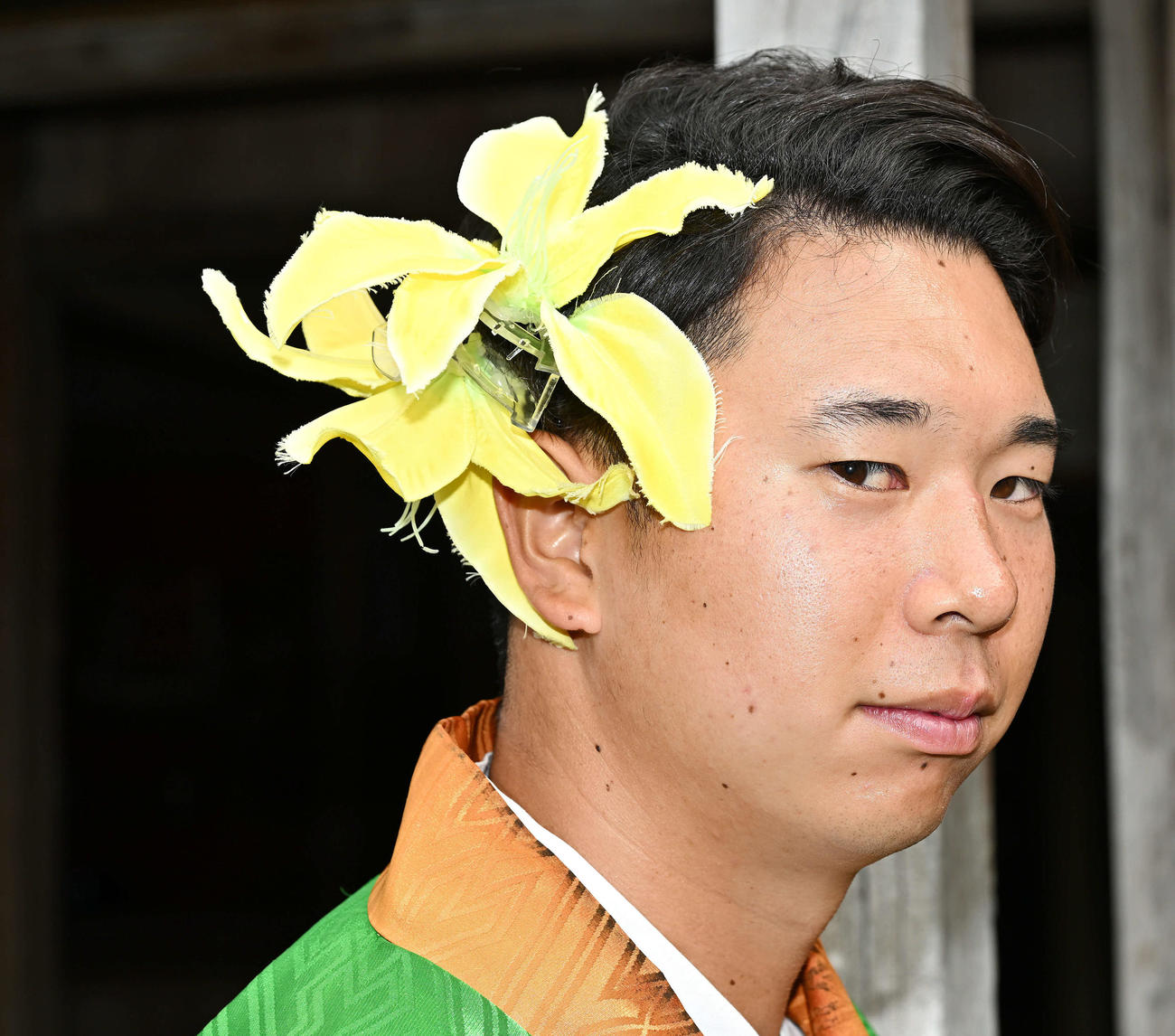 休日に石垣やいま村を訪れ、琉装体験したロッテ上田の頭には花飾りが（撮影・滝沢徹郎）