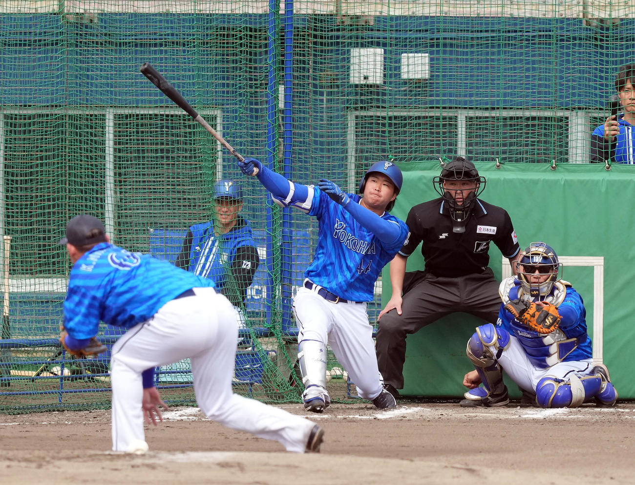 ライブBPで安打性の当たりを見せるDeNA石上（撮影・たえ見朱実）