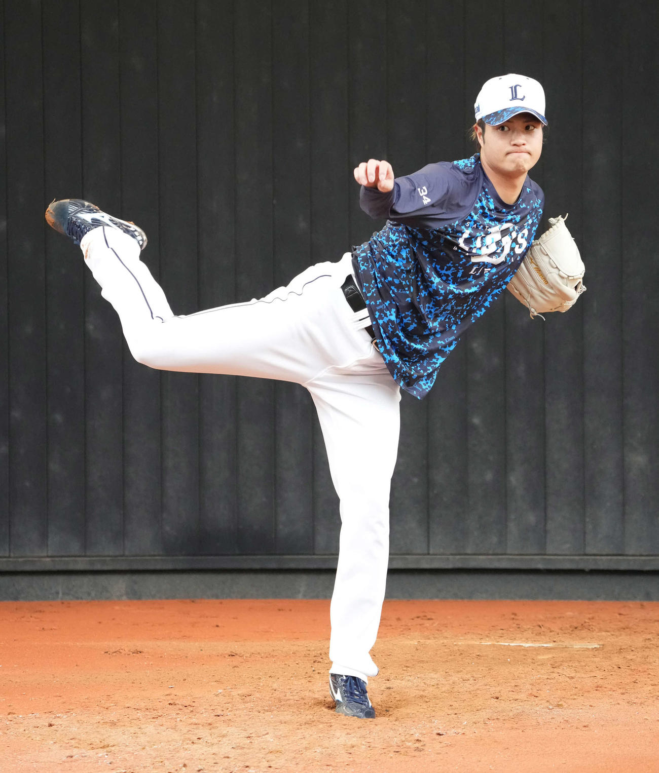 ブルペン調整する西武甲斐野（撮影・小沢裕）