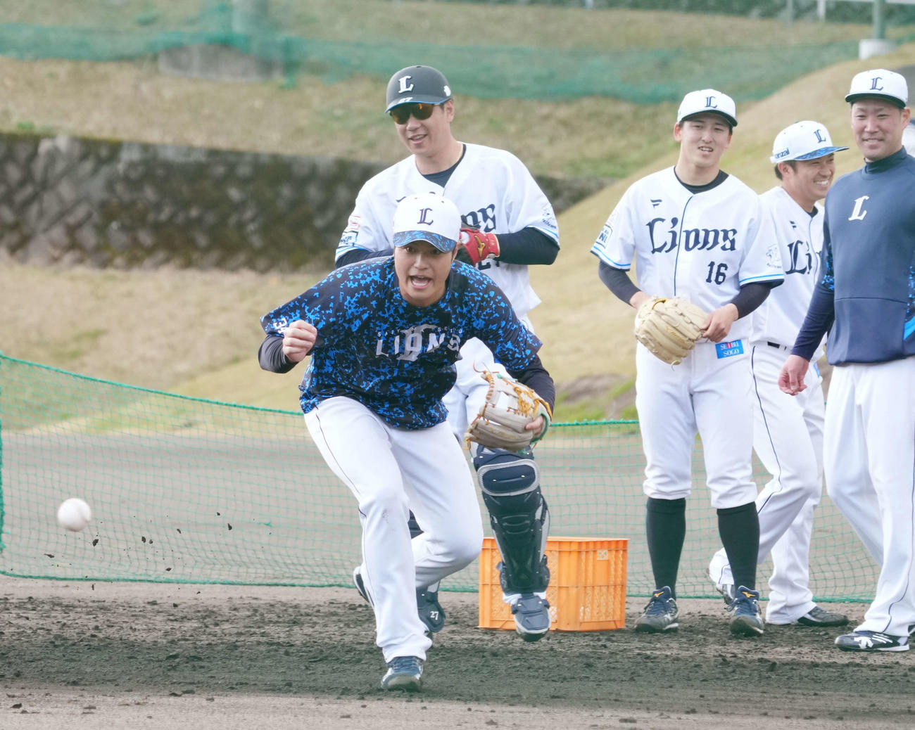 大きな声を出しながらノックを受ける西武甲斐野（撮影・小沢裕）
