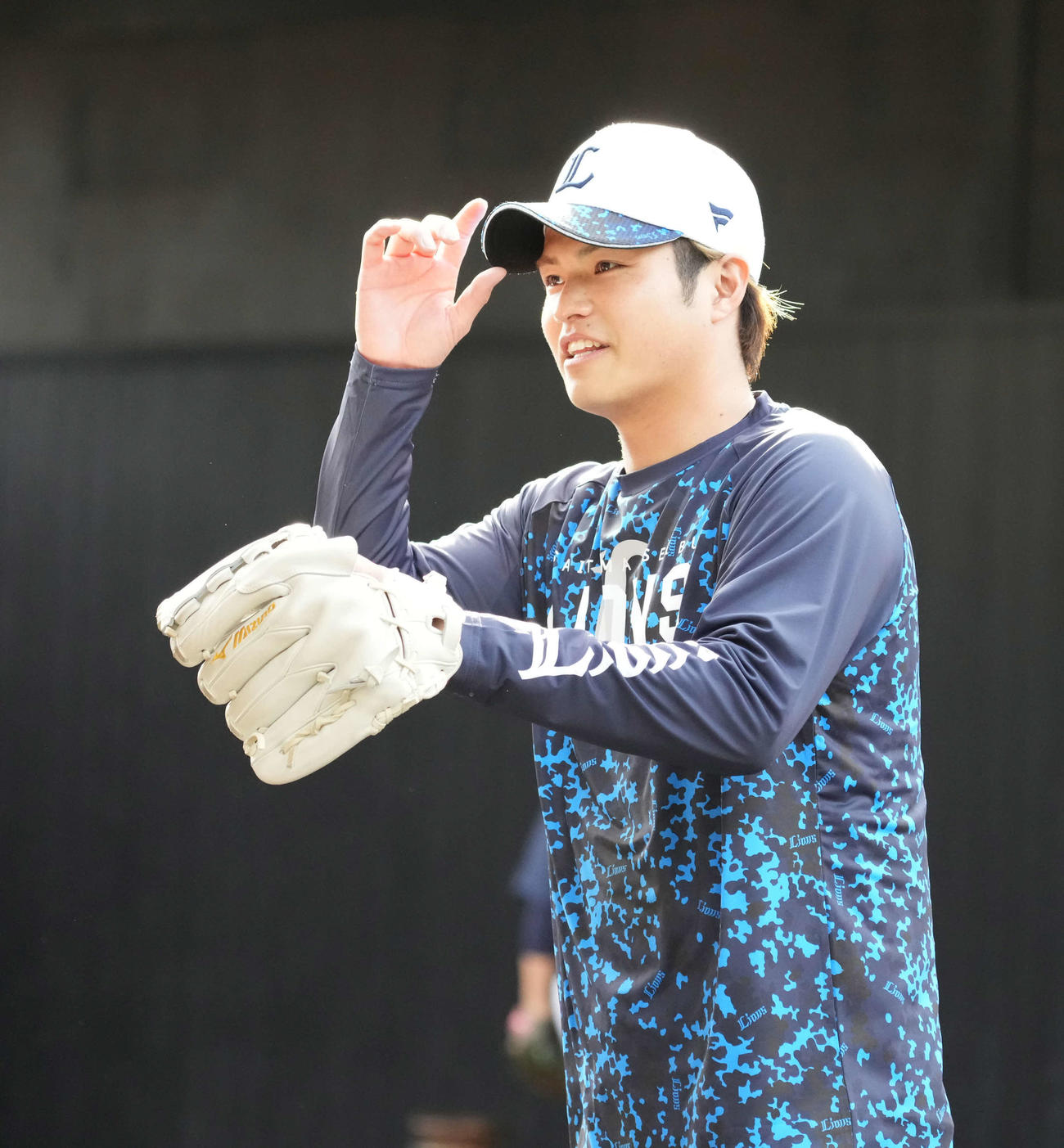 ブルペン調整を終え笑顔を見せる西武甲斐野（撮影・小沢裕）