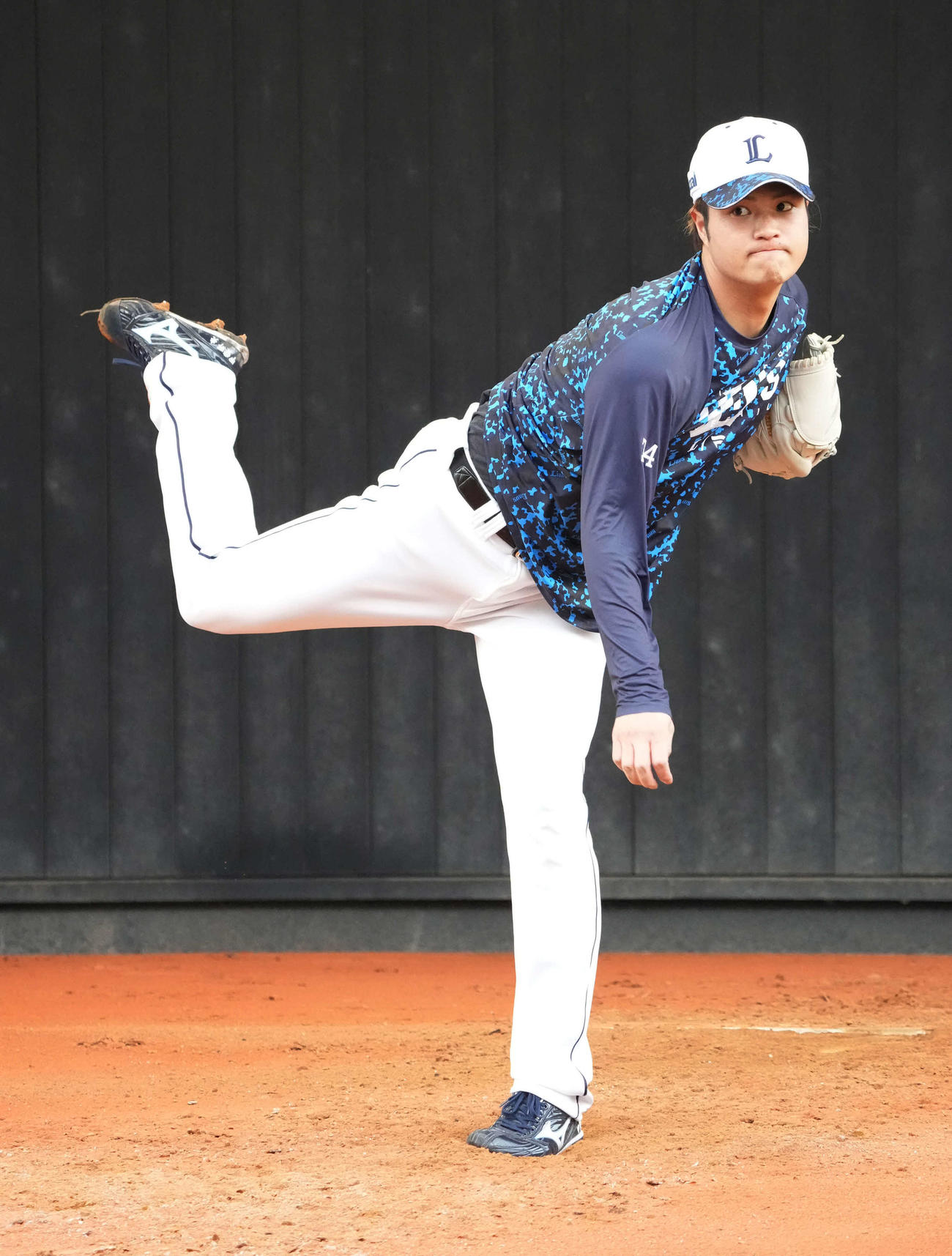 ブルペン調整する西武甲斐野（撮影・小沢裕）
