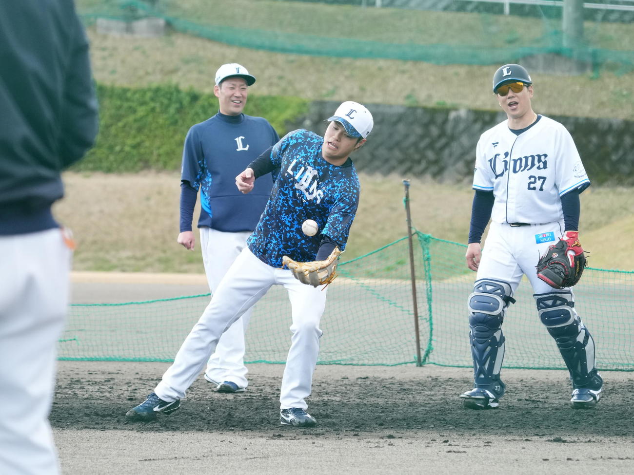 西武南郷キャンプ　内野ノックを受ける甲斐野（撮影・小沢裕）