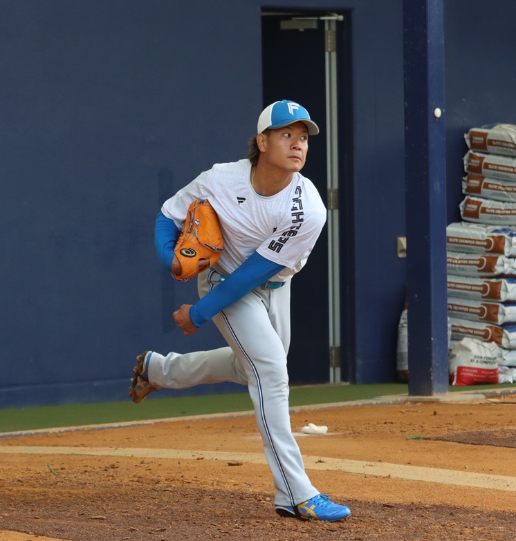 ブルペンで投球練習する日本ハム福田俊（撮影・永野高輔）