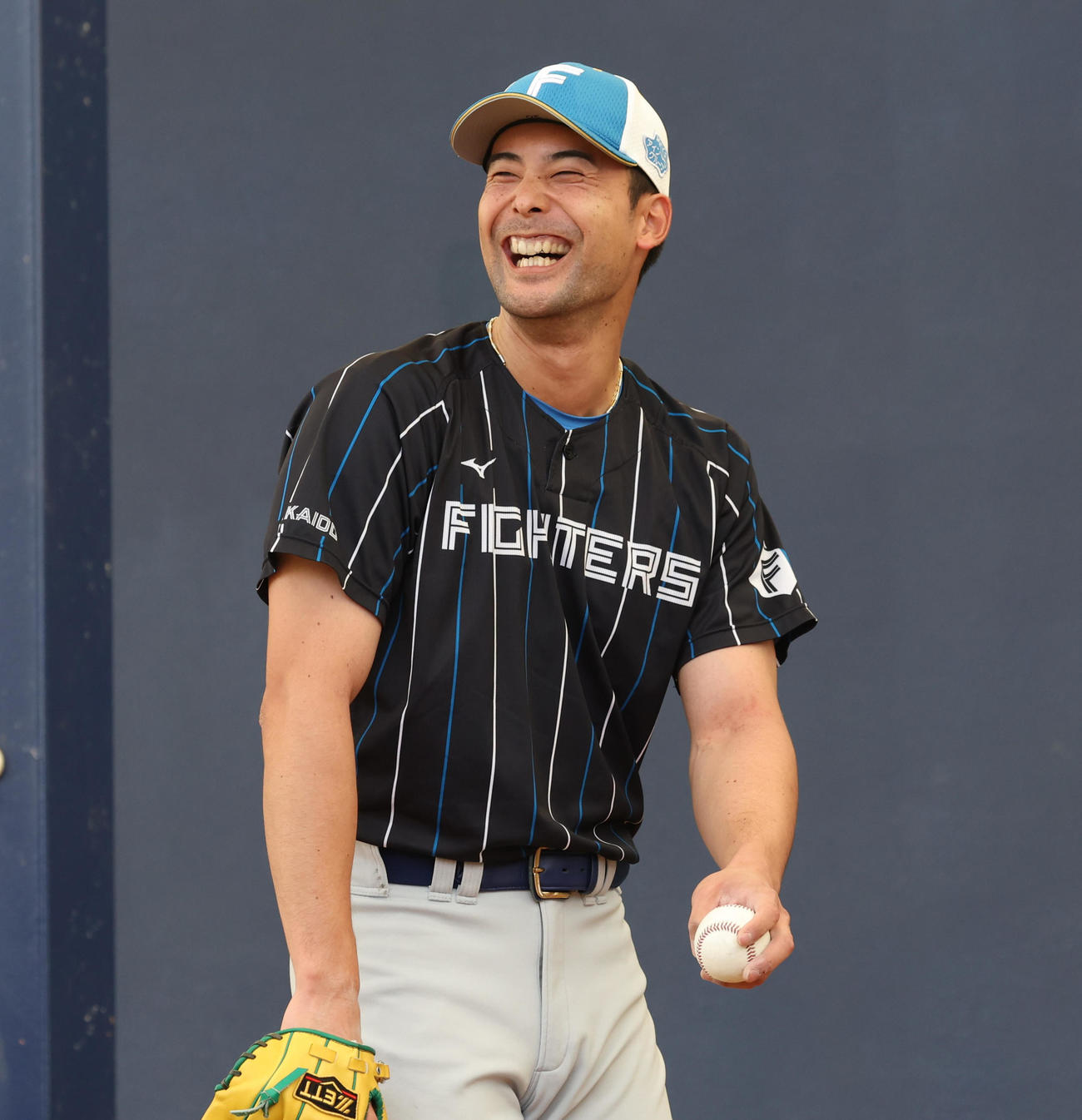 ブルペンで笑顔の日本ハム上原（撮影・黒川智章）
